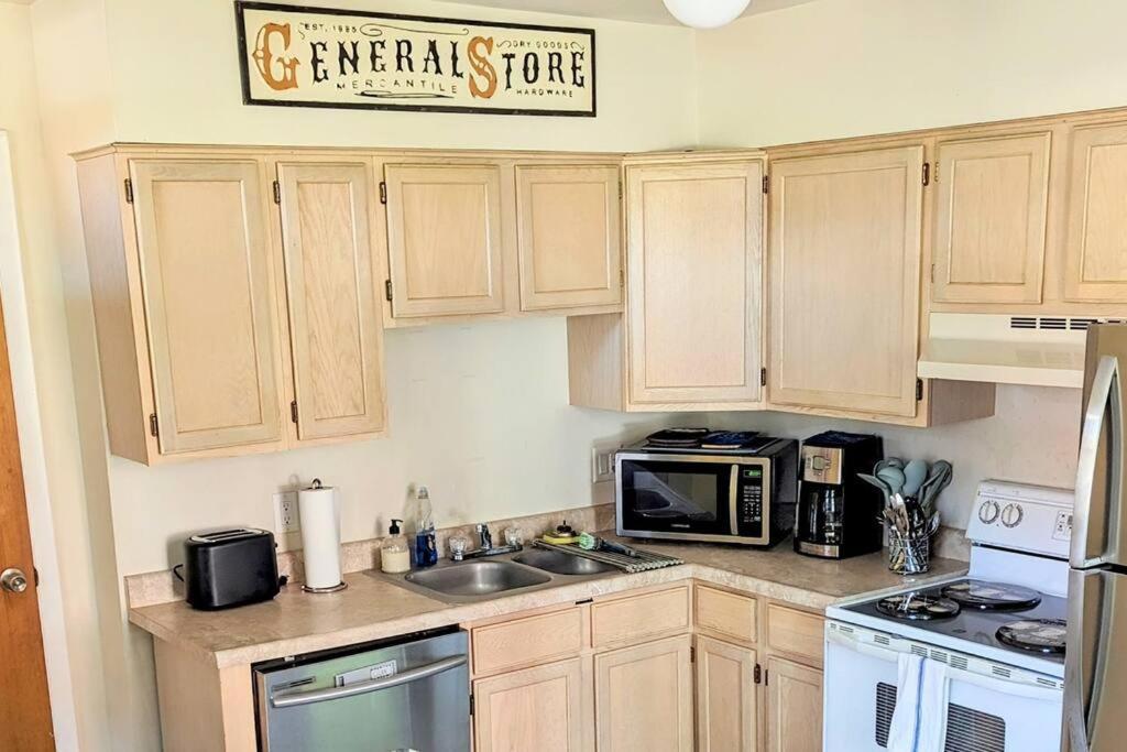 Escape On Hambright's Alley! Walk 2 Everything! Cyclists Welcome! 1st Fl Unit A Holiday home